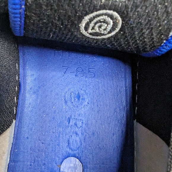 Navy Woman's Rothys Size 7-8.5 Rothys Original Slip On Sneaker - Picture 2 of 14